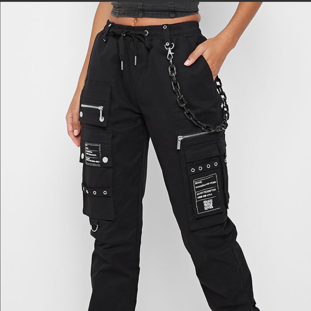 CARGO PANTS WITH MARBLE CHAIN